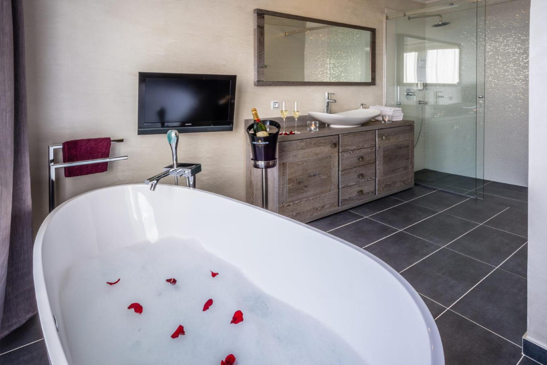 Wellness Hotel V Nebi Korenov Bagian luar foto