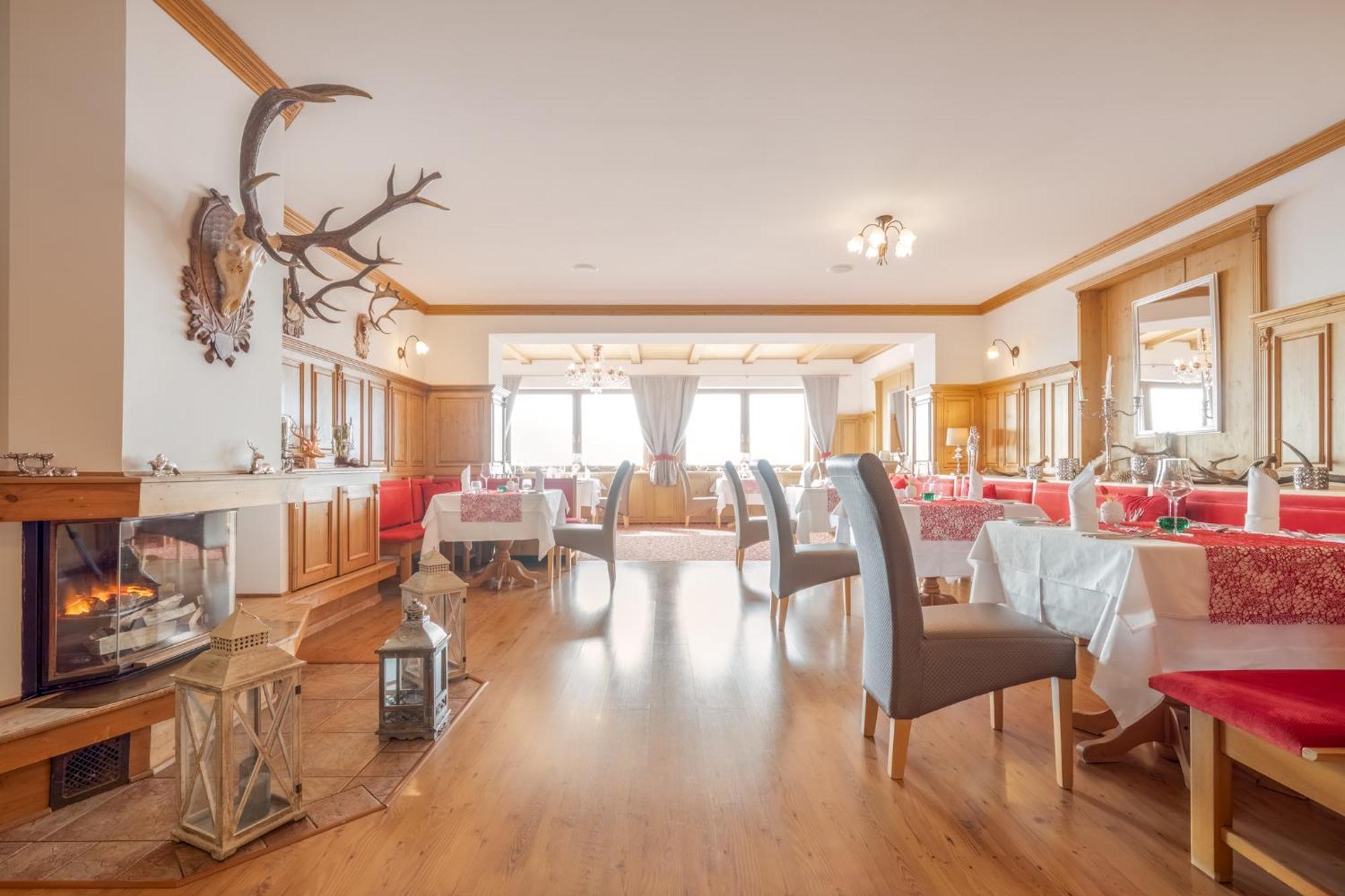 Wellness Hotel V Nebi Korenov Bagian luar foto
